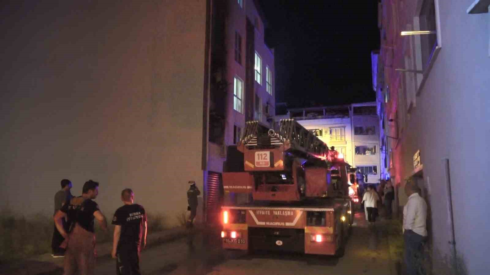 BURSA’DA 4 KATLI BİNADA ÇIKAN YANGINDA MAHSUR KALAN 3 KİŞİ
