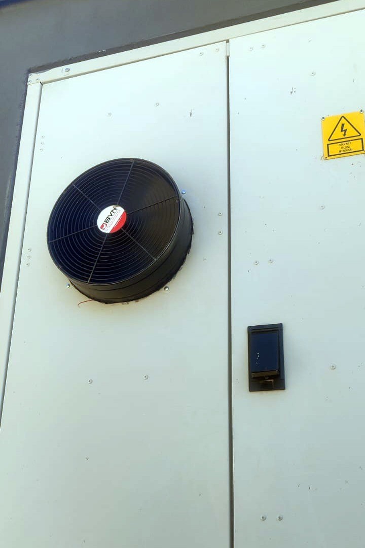 UEDAŞ, YOĞUN SICAKLIKLAR NEDENİYLE ENERJİ YOĞUNLUĞU YAŞANAN BÖLGELERDEKİ TRAFOLARA FAN