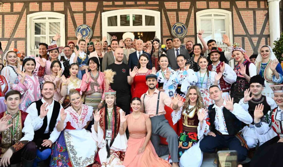 Altın Karagöz ekiplerinden Başkan Bozbey’e ziyaret BURSA BÜYÜKŞEHİR BELEDİYESİ TARAFINDAN BU YIL 36’NCISI DÜZENLENEN ALTIN KARAGÖZ