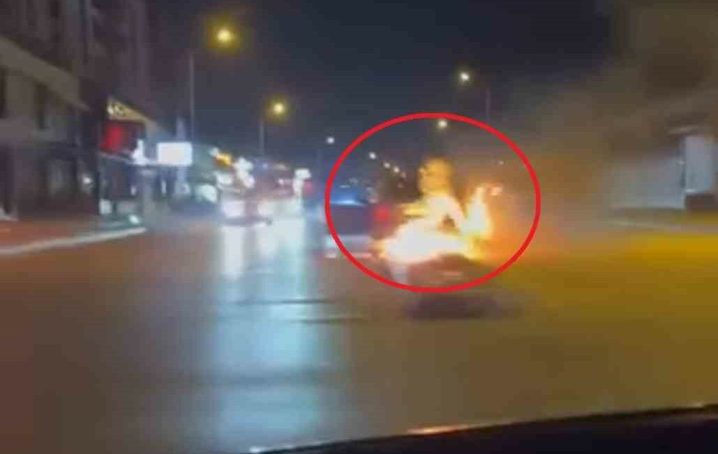 Aracı alevlere teslim olan sürücünün çaresizliği kamerada BURSA'DA ARACI ALEVLERE TESLİM OLAN SÜRÜCÜNÜN ÇARESİZLİĞİ KAMERAYA YANSIDI.