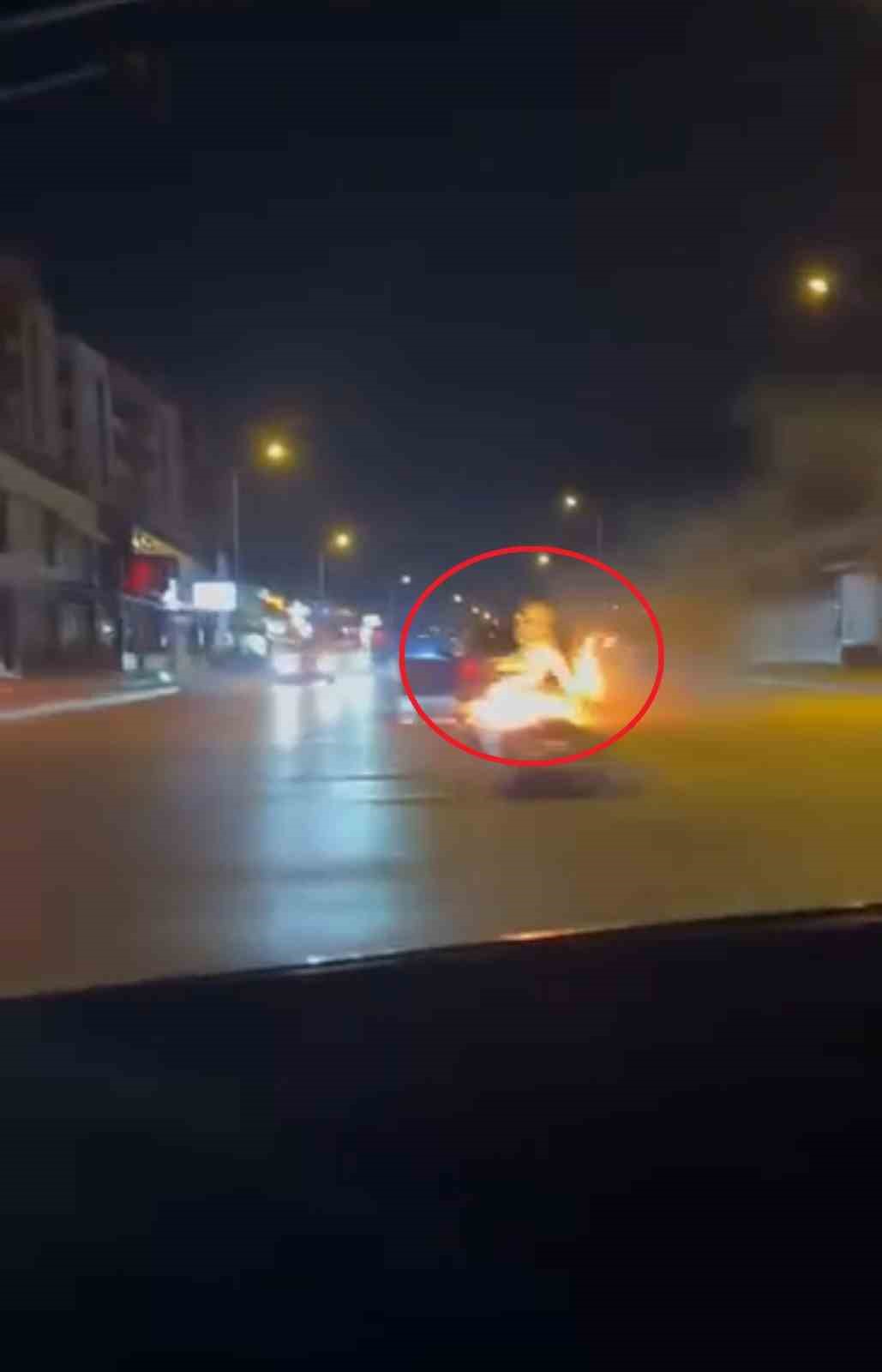 BURSA'DA ARACI ALEVLERE TESLİM OLAN SÜRÜCÜNÜN ÇARESİZLİĞİ KAMERAYA YANSIDI.