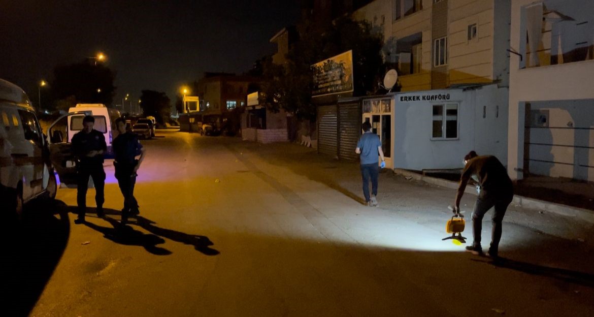 ARSA KAVASINDA AKRABALAR BİRBİRİNE GİRDİ, ÖNCE YUMRUKLAR SONRA SİLAHLAR KONUŞTU