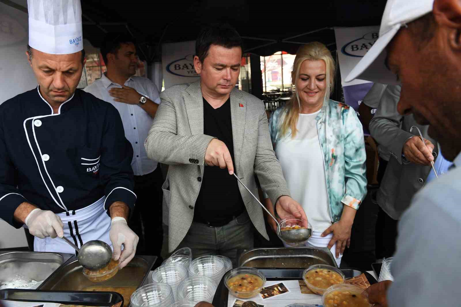 OSMANGAZİ BELEDİYE BAŞKANI ERKAN AYDIN, KAZANLARIN BAŞINA GEÇEREK, BURSALI YURTTAŞLARA