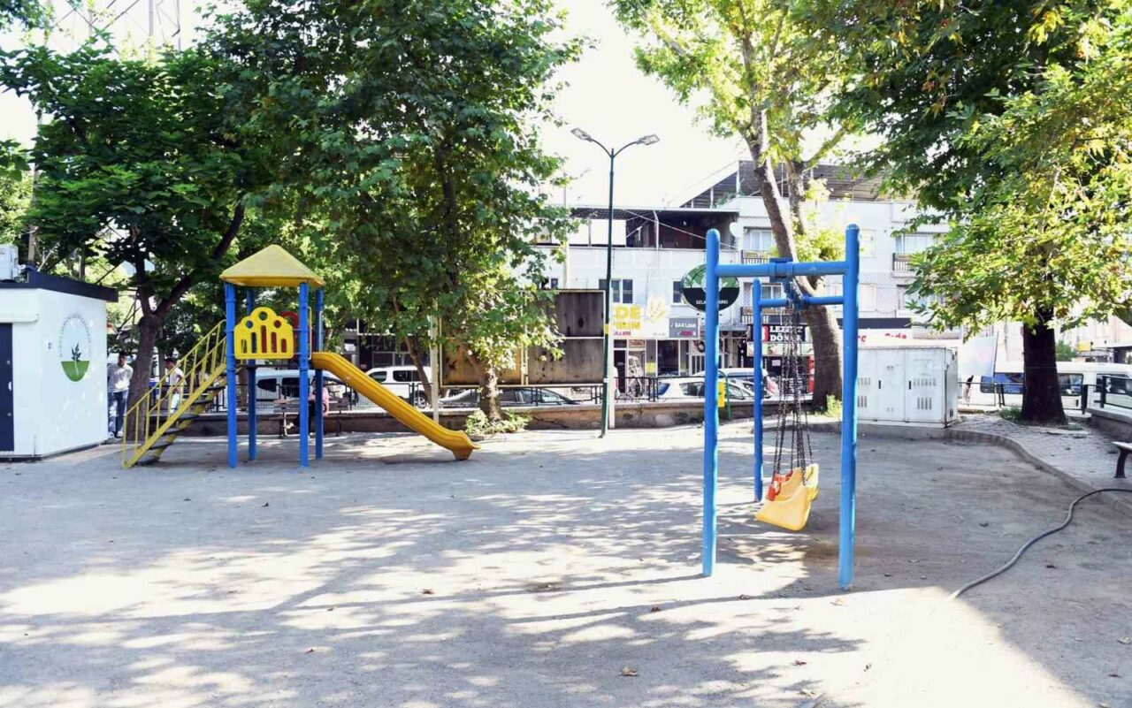 GÖREVE SEÇİLMESİNİN ARDINDAN İLÇEYİ MAHALLE MAHALLE, SOKAK SOKAK GEZEN OSMANGAZİ