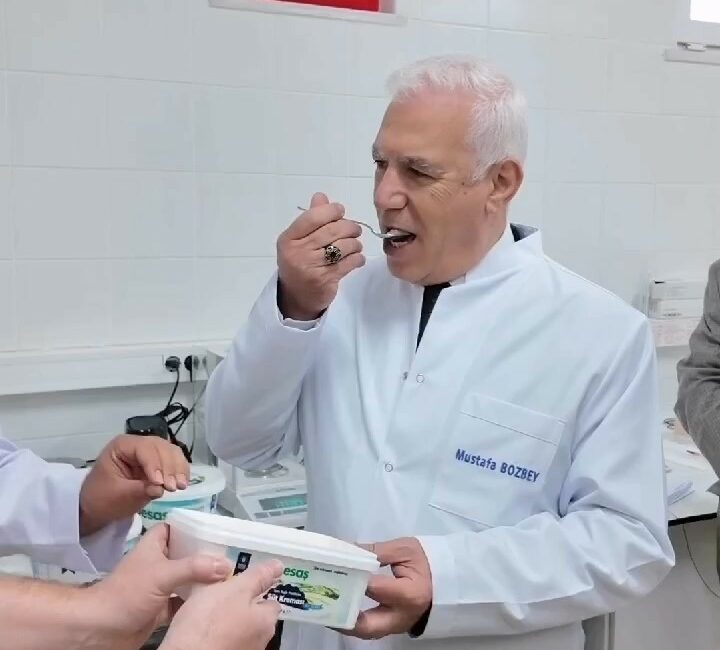 Başkan Bozbey’den kalite kontrol BURSA BÜYÜKŞEHİR BELEDİYE BAŞKANI MUSTAFA BOZBEY, BESAŞ’IN KELES SÜT TESİSİ’Nİ