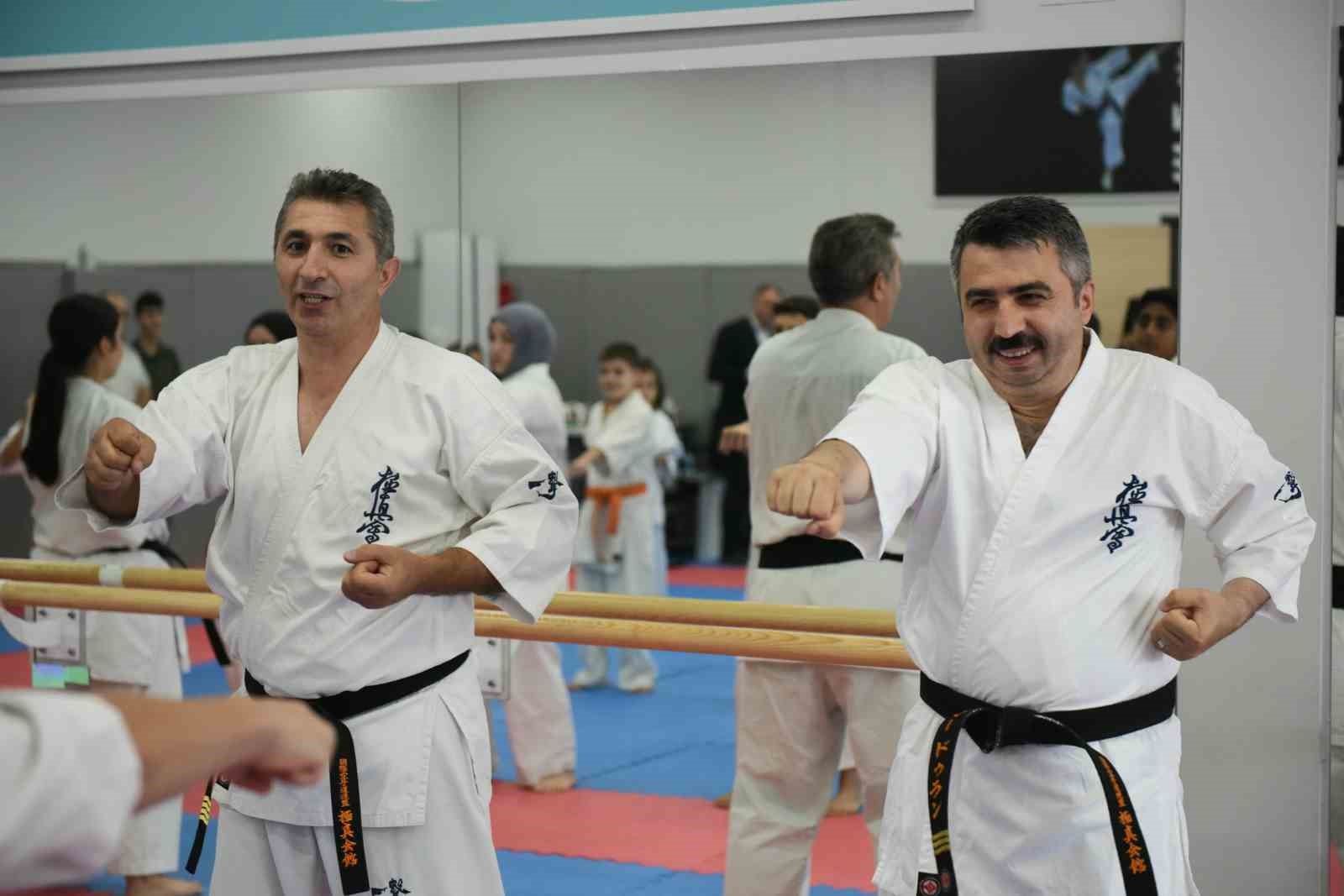 BURSA YILDIRIM BELEDİYESİ’NİN KARATE KURSLARINDA EĞİTİM GÖREN 70 SPORCU DÜZENLENEN