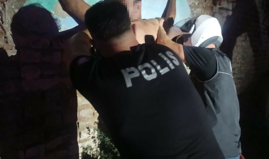 Beyazıt Mahallesi’ne şok baskın, abluka altına alındı BURSA'NIN YILDIRIM İLÇESİ BEYAZIT MAHALLESİ'NE POLİS GECE BOYU KUŞ UÇURTMADI.