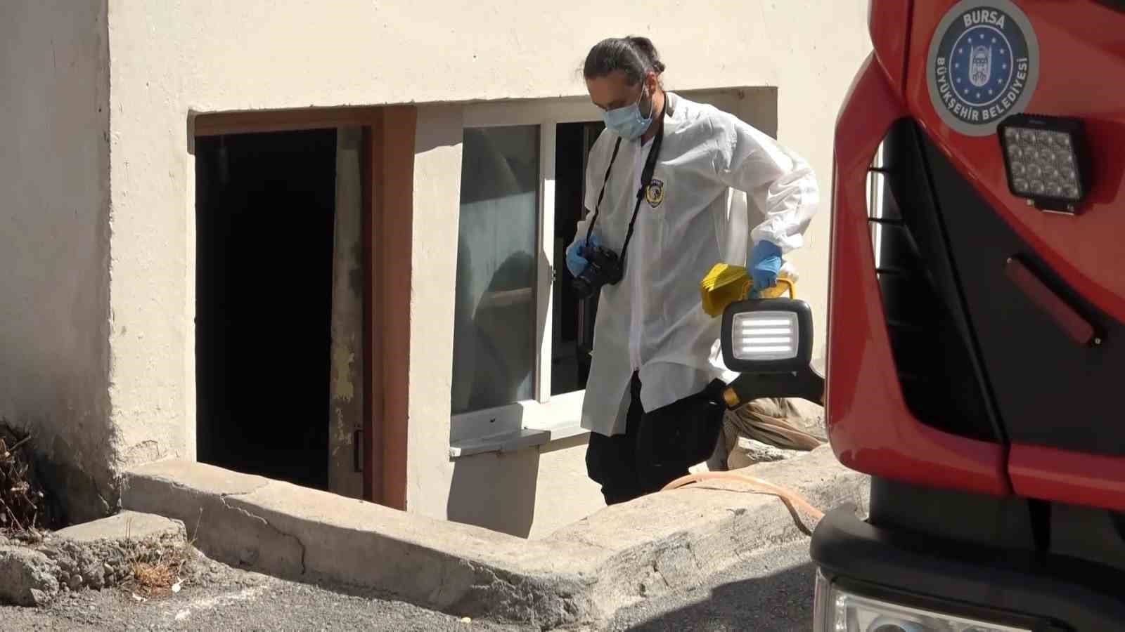 BURSA'DA 3 KATLI APARTMANIN BODRUM KATINDA ÇIKAN YANGINDA 72 YAŞINDAKİ