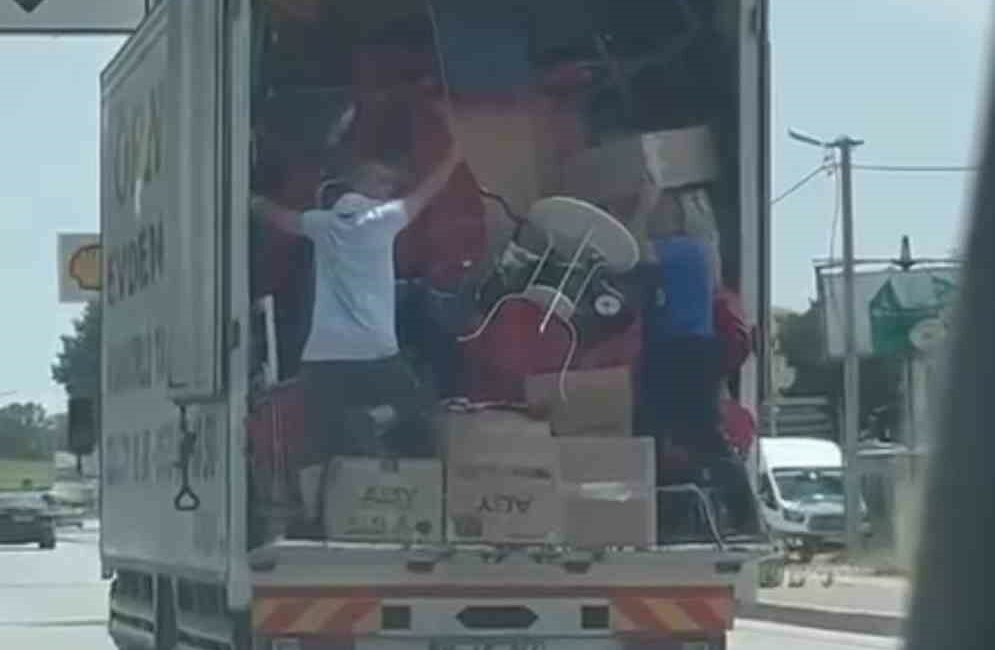 BURSA’DA BİR NAKLİYE FİRMASI YAPTIĞI TAŞIMACILIKLA GÖRENLERİ HAYRETE DÜŞÜRDÜ. KAMYONUN