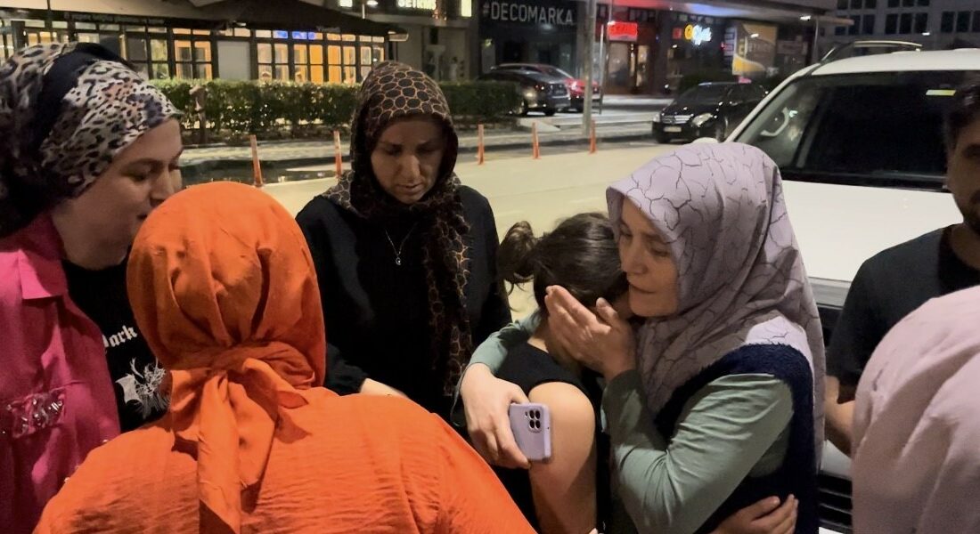 Bursa kayıp 3 kız için ayağa kalktı, kızlar AVM’de paten kayarken bulundu BURSA KAYIP 3 KIZ İÇİN AYAĞA KALKTI, KIZLAR AVM’DE PATEN