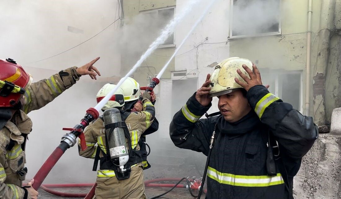 Bursa’da 3 katlı bina alev alev yandı BURSA’DA 3 KATLI BİNA ALEV ALEV YANDI