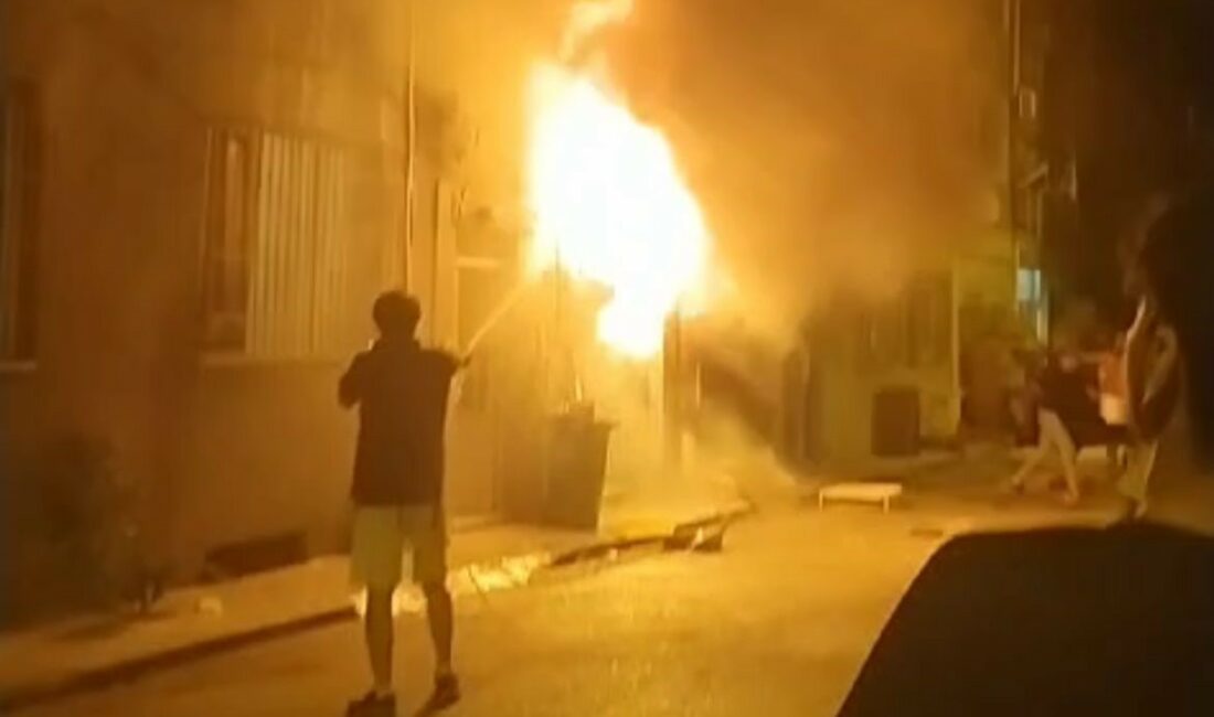 Bursa’da alevli gece 4 KATLI BİNANIN ALTINDAKİ MOBİLYA DÖŞEMECİSİ ALEV ALEV YANGI, KORKU