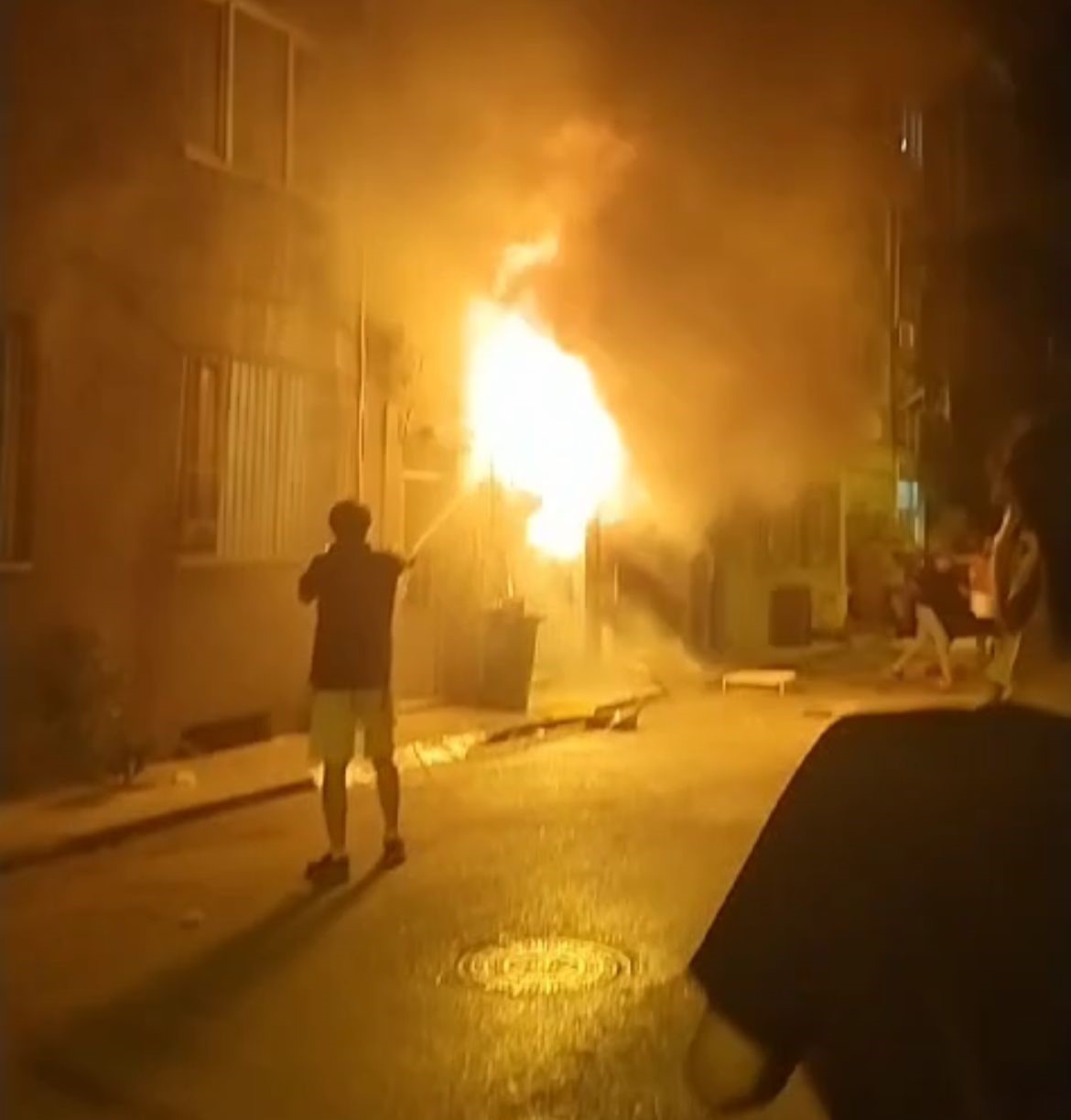 4 KATLI BİNANIN ALTINDAKİ MOBİLYA DÖŞEMECİSİ ALEV ALEV YANGI, KORKU