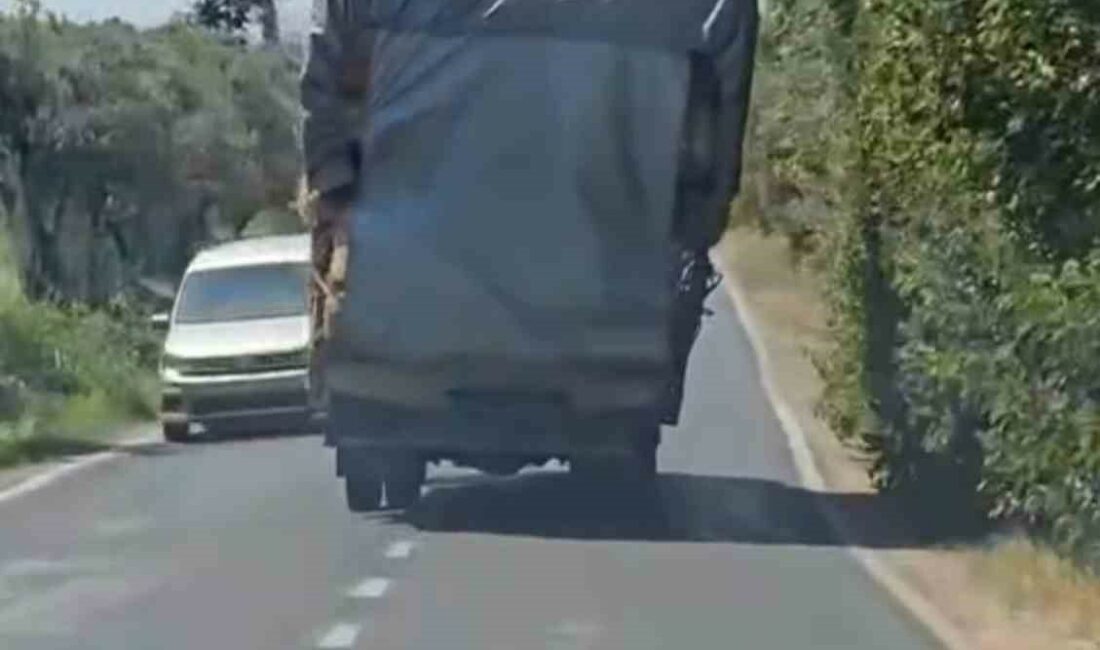 Bursa’da aşırı yükle seyreden kamyonet trafiği tehlikeye attı BURSA’DA AŞIRI YÜKLE SEYREDEN KAMYONET TRAFİĞİ TEHLİKEYE ATTI