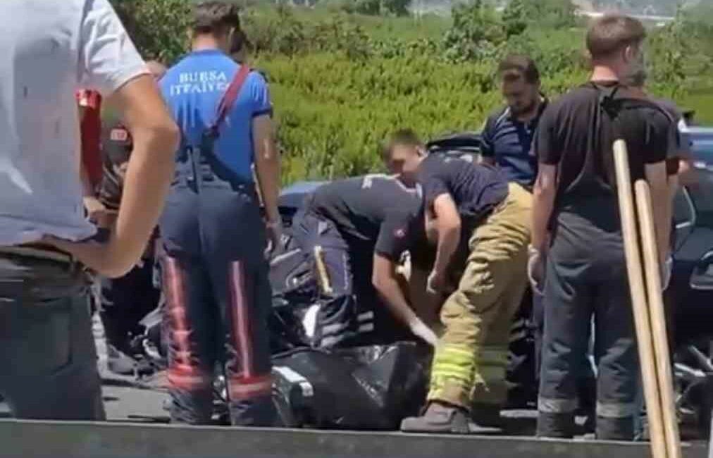 BURSA’DA KONTROLDEN ÇIKAN OTOMOBİL BARİYERLERE ÇARPTI. KAZA SONRASI 31 YAŞINDAKİ