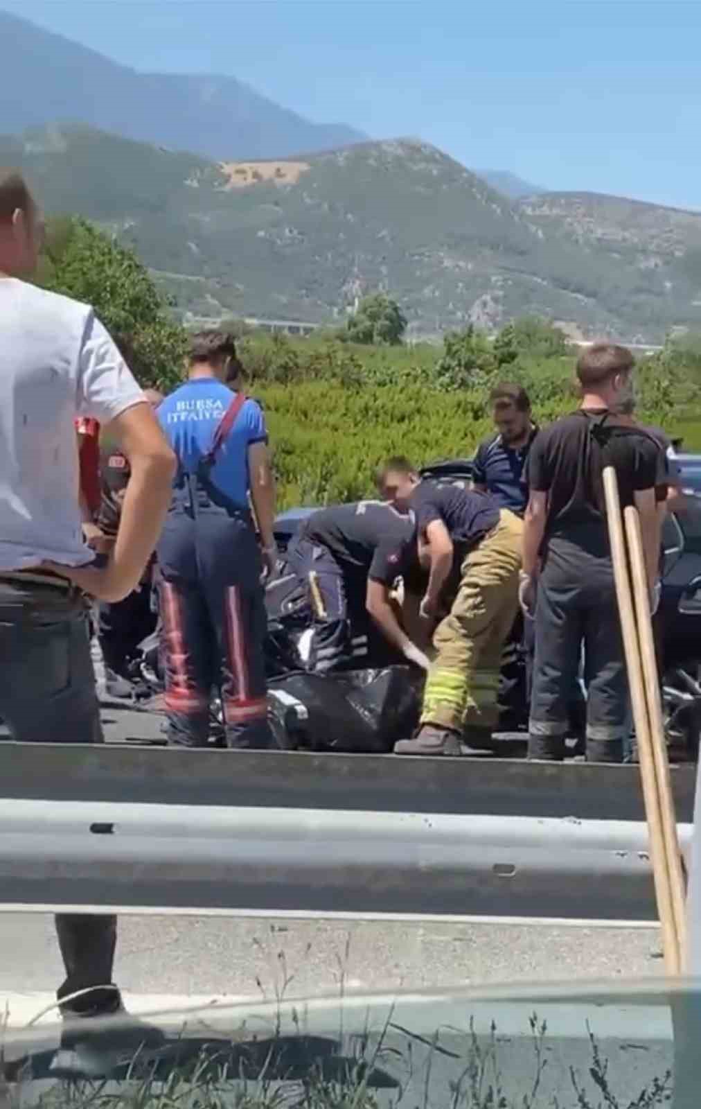 BURSA’DA KONTROLDEN ÇIKAN OTOMOBİL BARİYERLERE ÇARPTI. KAZA SONRASI 31 YAŞINDAKİ