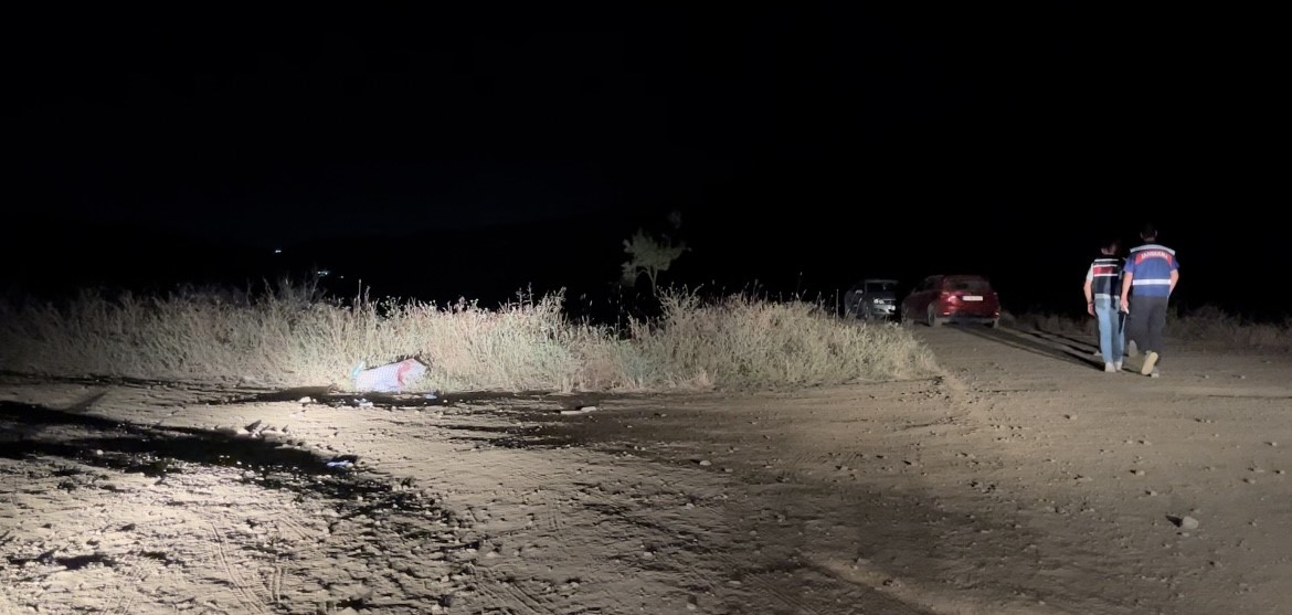 ÇOBANLA TARLA SAHİBİ KAVGA ETTİ 3 KİŞİ YARALANDI