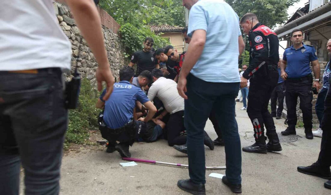 Bursa’da çöp evini temizletmeyip polisi bıçakladı BURSA'DA ÇÖP EV HALİNE GETİRDİĞİ EVİNİ TEMİZLEMEYE GELEN BELEDİYE EKİPLERİNE