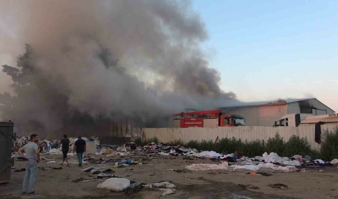 Bursa’da fabrika yangını BURSA’NIN YILDIRIM İLÇESİNDE BULUNAN GERİ DÖNÜŞÜM FABRİKASINDA YANGIN ÇIKTI. YANGIN