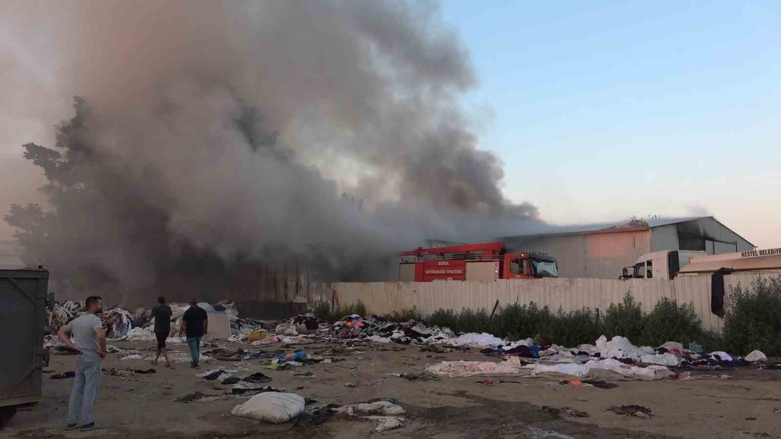 BURSA’NIN YILDIRIM İLÇESİNDE BULUNAN GERİ DÖNÜŞÜM FABRİKASINDA YANGIN ÇIKTI. YANGIN