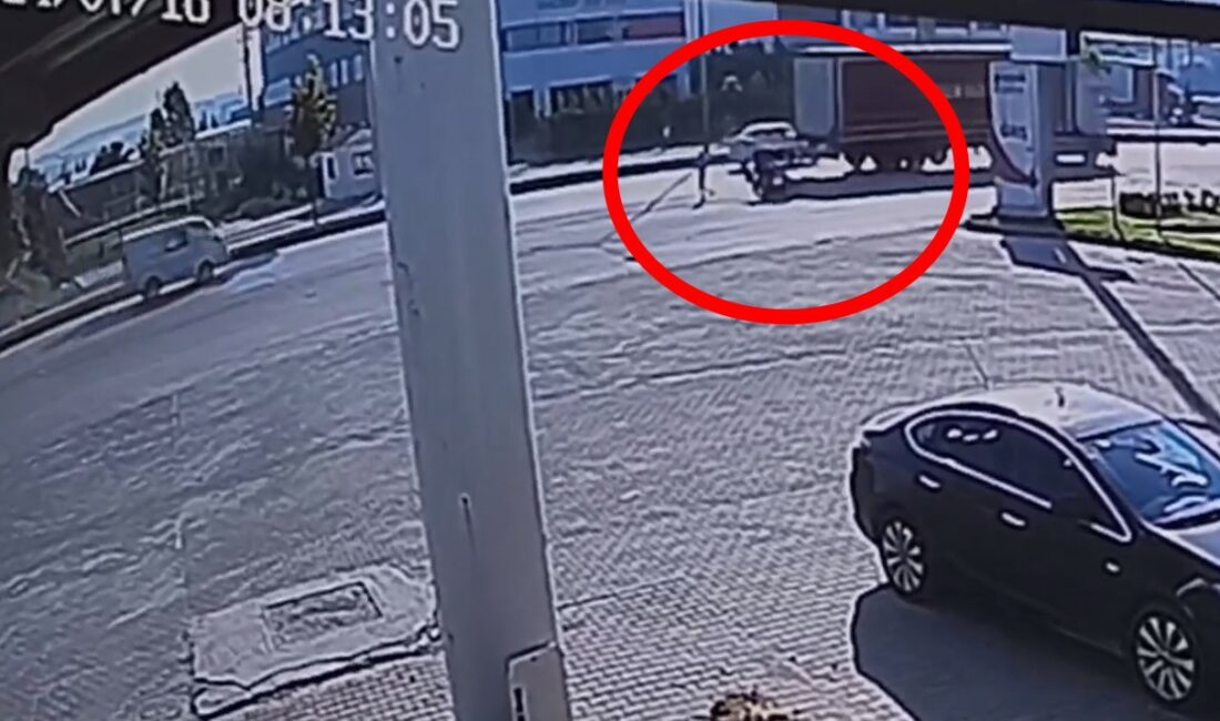 Bursa’da feci motosiklet kazası kamerada: 3 yaralı BURSA'NIN İNEGÖL İLÇESİNDE MOTOSİKLET YAYAYA ÇARPTI. KAZA SONUCU 3 KİŞİ