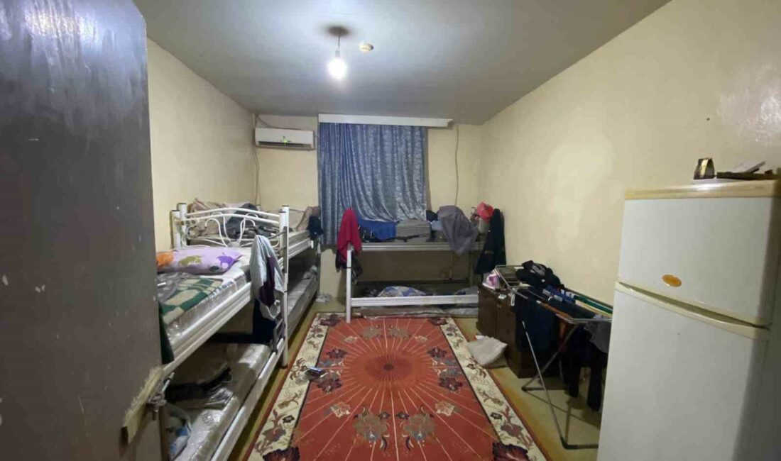 Bursa’da kaçak göçmenleri kalacak yer temin edip, çalıştıran 4 kişi gözaltına alındı BURSA’DA KAÇAK GÖÇMENLERE OPERASYON : 4 ŞÜPHELİ, 41 YABANCI UYRUKLU