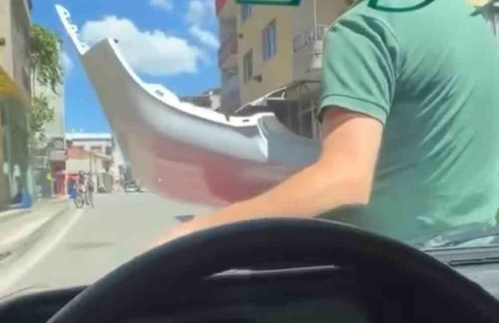 Bursa’da kaput üzerinde tehlikeli yolculuk BURSA'DA KAPUTUN ÜZERİNE OTURAN KİŞİ, ELİNDE TUTTUĞU TAMPON İLE SEYAHAT