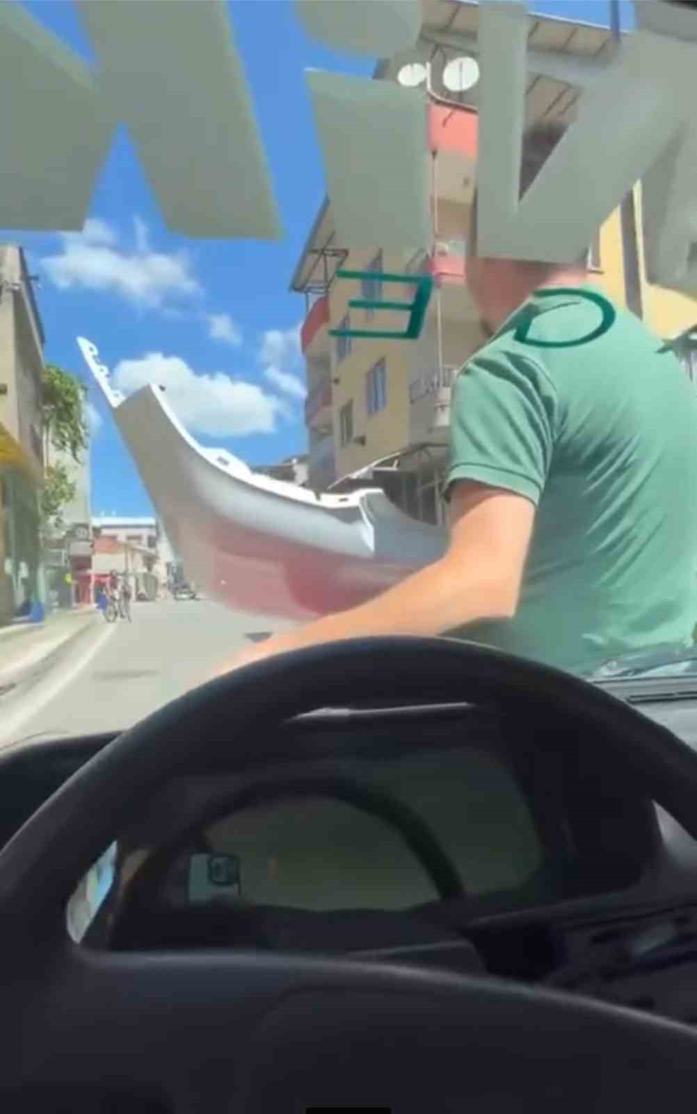 BURSA'DA KAPUTUN ÜZERİNE OTURAN KİŞİ, ELİNDE TUTTUĞU TAMPON İLE SEYAHAT