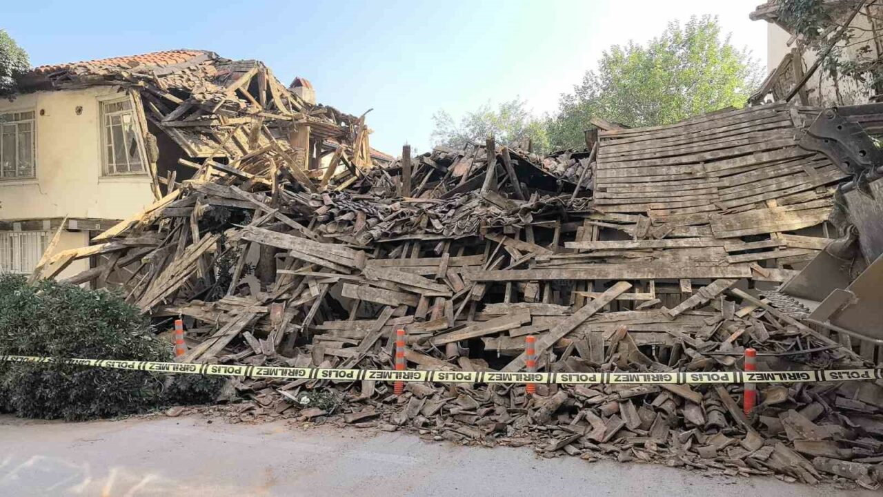 BURSA'NIN İNEGÖL İLÇESİNDE METRUK BİNA GÜRÜLTÜYLE ÇÖKTÜ. SABAHIN ERKEN SAATLERİNDE