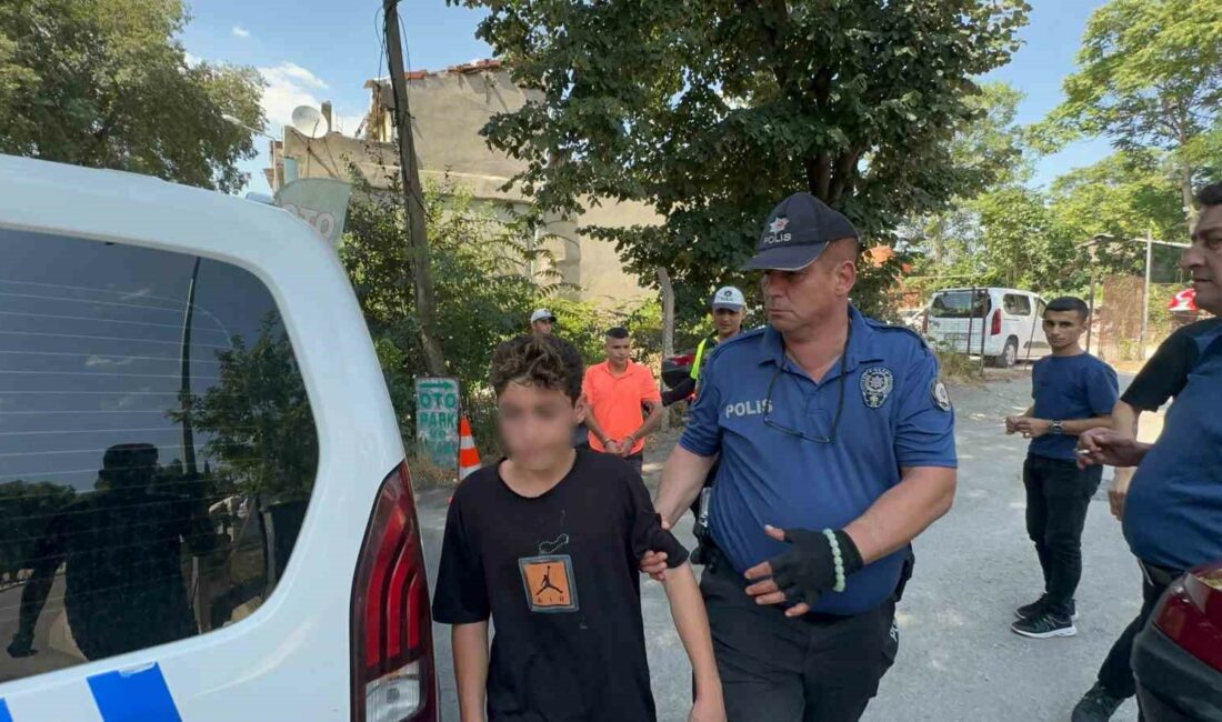 Bursa’da motosikletli torbacılar böyle yakalandı BURSA'DA PLAKASIZ MOTOSİKLET İLE GEZEN İKİ ŞÜPHELİ MOTOSİKETLİ POLİS TİMLERİNE