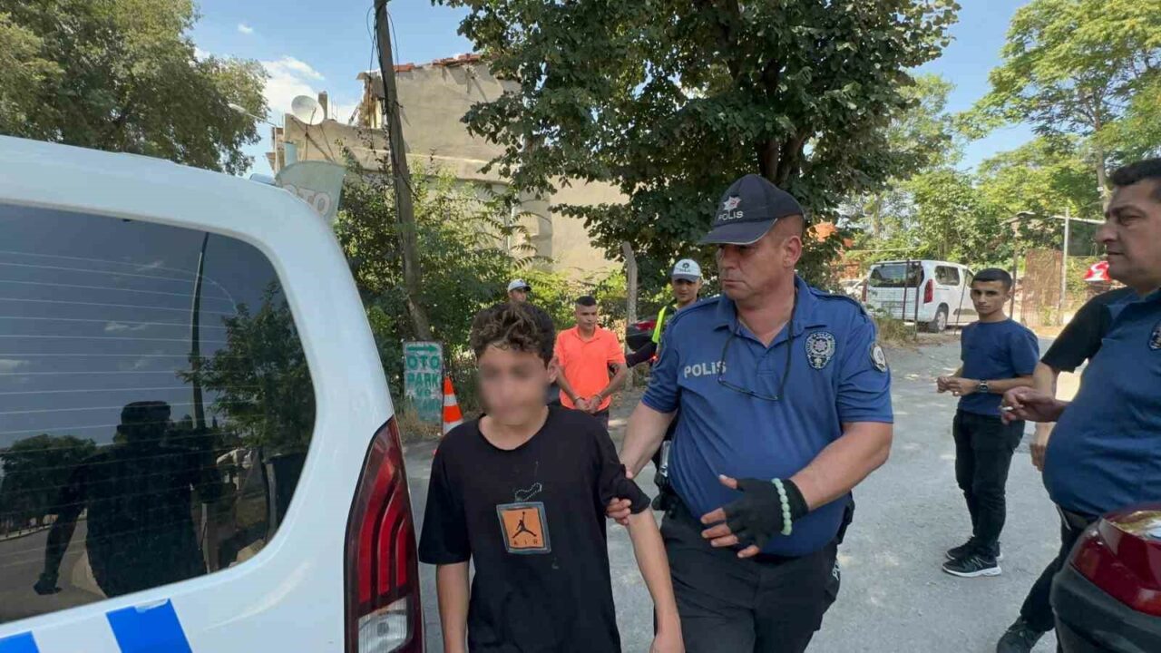 BURSA'DA PLAKASIZ MOTOSİKLET İLE GEZEN İKİ ŞÜPHELİ MOTOSİKETLİ POLİS TİMLERİNE