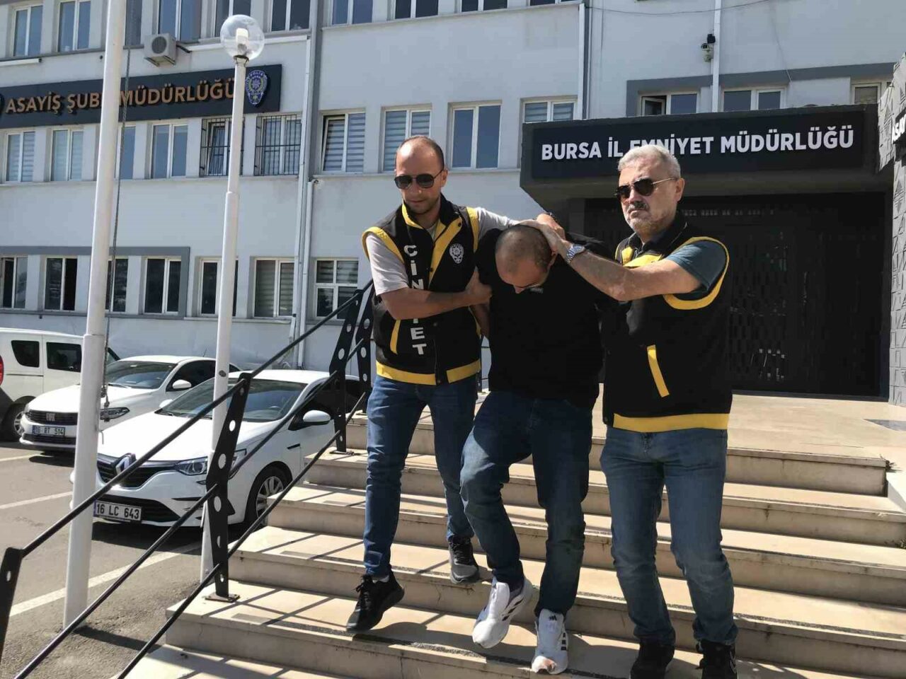 BURSA'DA YOLDA İLERLERKEN, OMZUNA ÇARPMAN KİŞİYLE SÖZLÜ TARTIŞMAYA GİREN KİŞİ