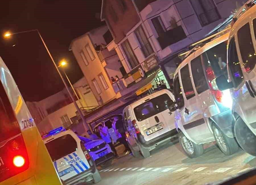 Bursa’da öncede husumetliler arasında çıkan kavgayı polis ayırdı BURSA'DAKİ KAVGAYI BEKÇİ VE POLİSLER AYIRDI