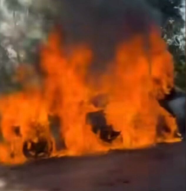 Bursa’da otomobil alev alev yandı BURSA'DA SEYİR HALİNDEKİ OTOMOBİL ALEVLERE TESLİM OLURKEN YANGIN İTFAİYE EKİPLERİNİN