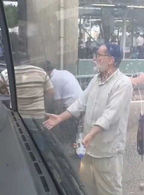 Bursa’da sağanak yağışta yolda kalanlar otobüsün önünü kesti BURSA'DA SAĞANAK YAĞIŞ SEBEBİYLE METRO SEFERLERİ DURUNCA OTOBÜS DURAKLARINDA KALABALIKLAR