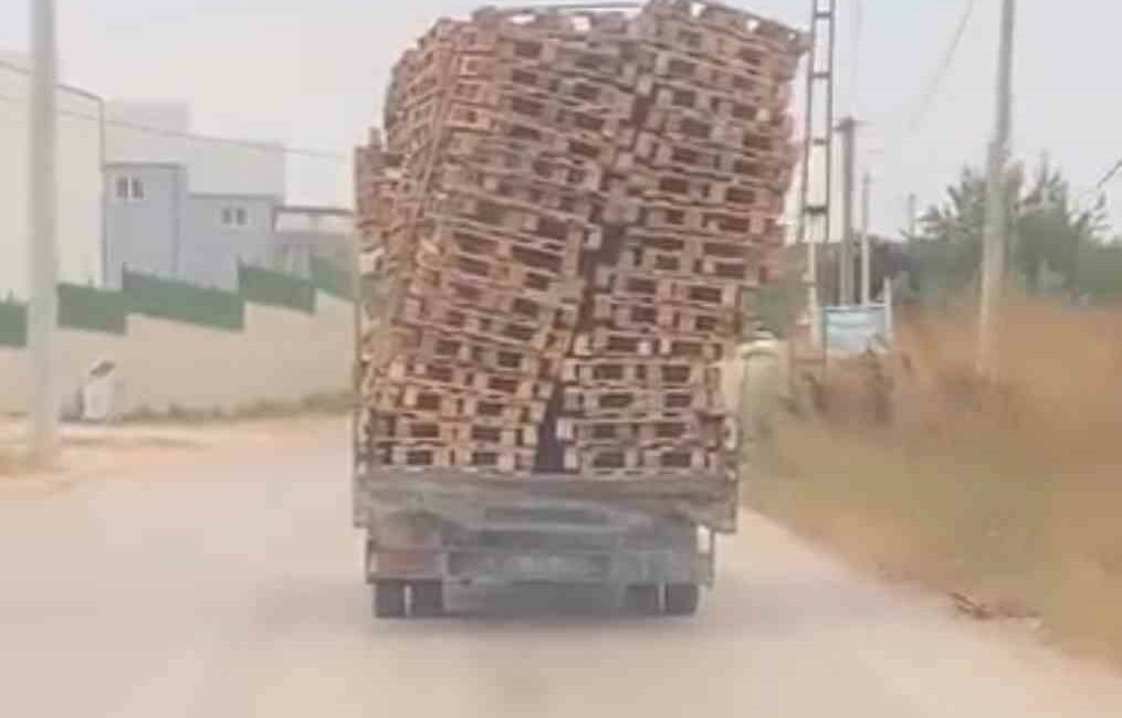 Bursa’da tehlikeli palet taşımacılığı kamerada BURSA'DA TEHLİKELİ PALET TAŞIMACILIĞI KAMERADA