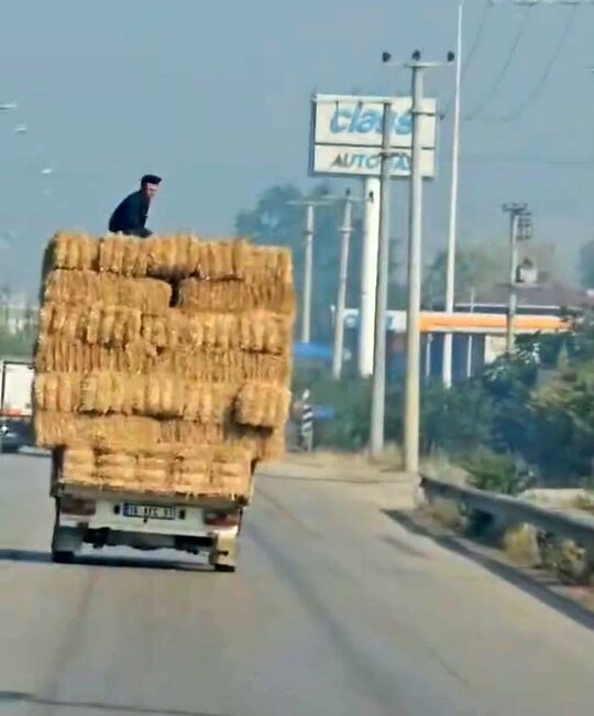 Bursa’da tehlikeli yolculuk kamerada BURSA'NIN İNEGÖL İLÇESİNDE İSTİFLENEN SAMAN BALYALARININ ÜZERİNDEKİ TEHLİKELİ YOLCULUK KAMERAYA