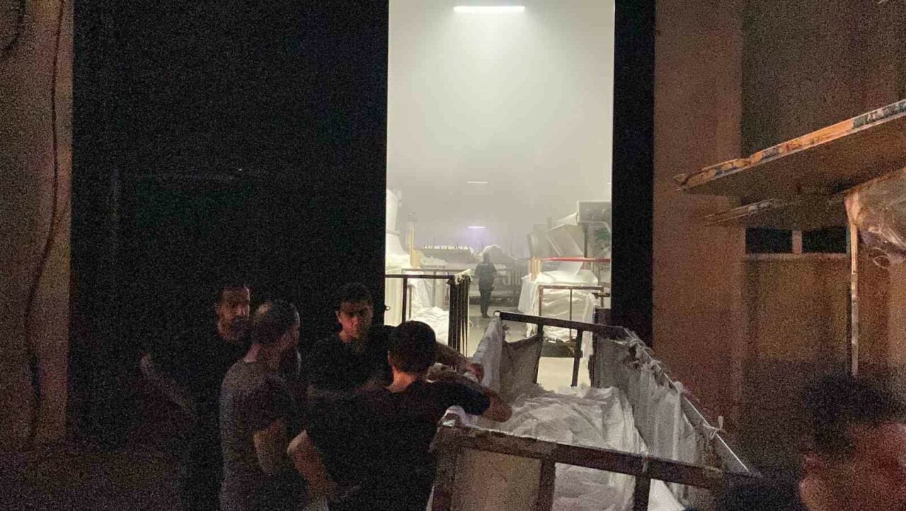 KESTEL'DE TEKSTİL FABRİKASINDAKİ YANGINDA 4 İŞÇİ DUMANDAN ETKİLENDİ