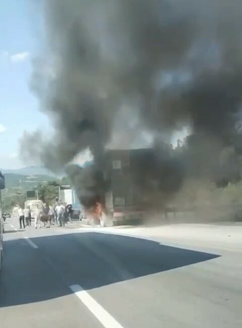 BURSA'NIN İNEGÖL İLÇESİNE BAĞLI DÜRDANE RAMPASI'NDA TIRIN DORSESİ ALEVLERE TESLİM