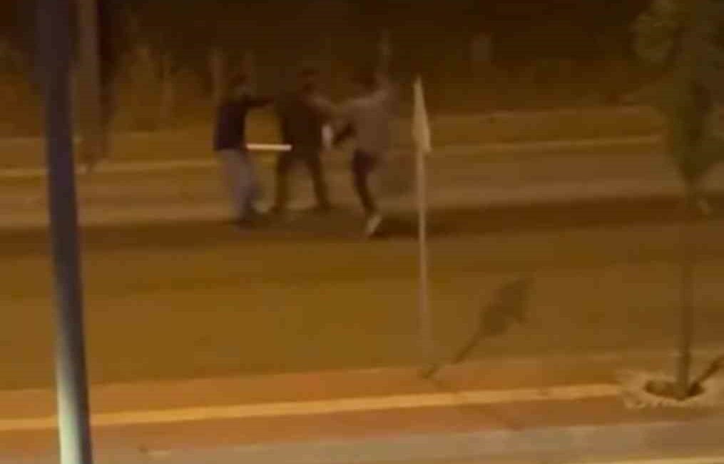 Bursa’da uyarılara aldırış etmeyen konar-göçer şahısları dövdüler BURSA'DA VATANDAŞLARIN PEŞİNİ BIRAKMAYARAK PARA VE YİYECEK İSTEYEN KONAR-GÖÇER ŞAHISLAR