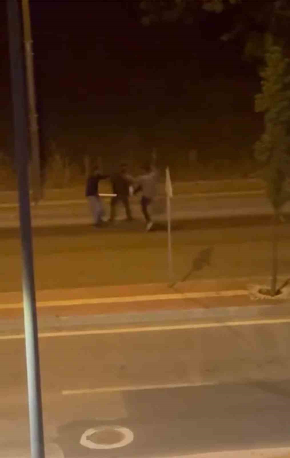 BURSA'DA VATANDAŞLARIN PEŞİNİ BIRAKMAYARAK PARA VE YİYECEK İSTEYEN KONAR-GÖÇER ŞAHISLAR