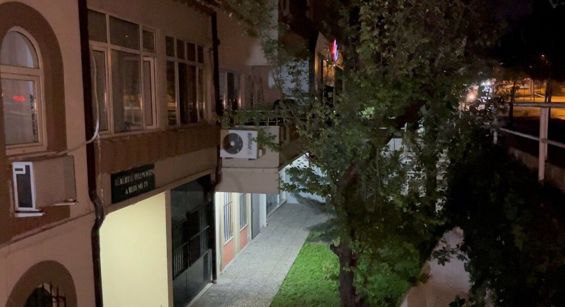 Bursa’da yağmur yağdığında bu site göle dönüyor…Siteyi su basması güvenlik kamerasında BURSA’DA CADDE ÜZERİNDE BULUNAN BİR SİTENİN HER YAĞMUR YAĞDIĞINDA GÖLE