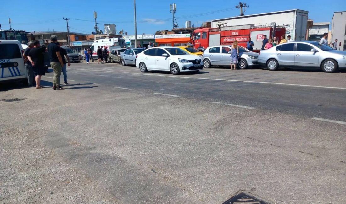 Bursa’da zincirleme kaza: 3 yaralı BURSA'NIN KARACABEY İLÇESİNDE 5 OTOMOBİLİN KARIŞTIĞI ZİNCİRLEME KAZADA 3 KİŞİ