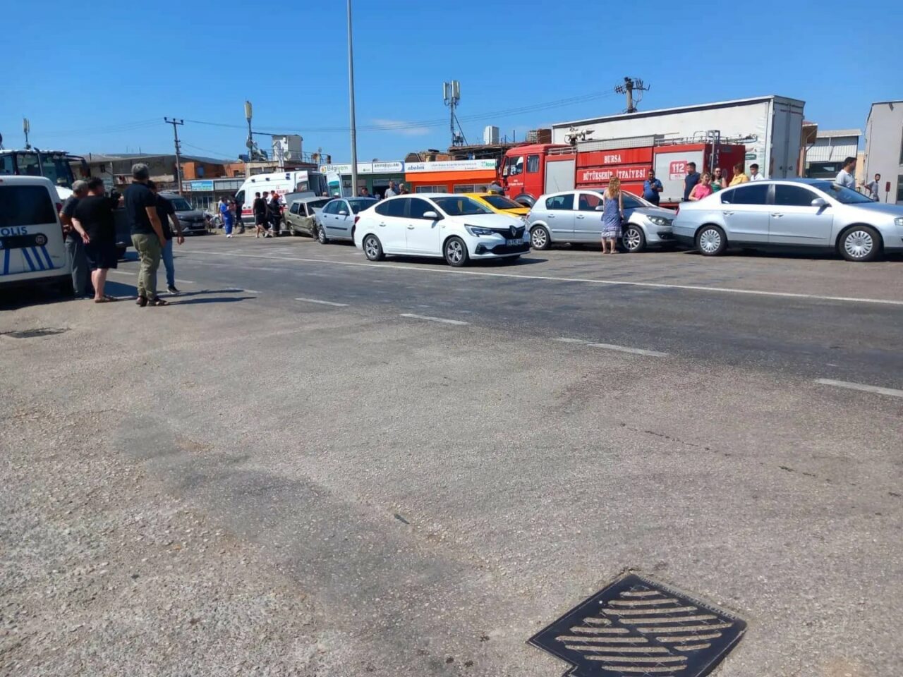 BURSA'NIN KARACABEY İLÇESİNDE 5 OTOMOBİLİN KARIŞTIĞI ZİNCİRLEME KAZADA 3 KİŞİ