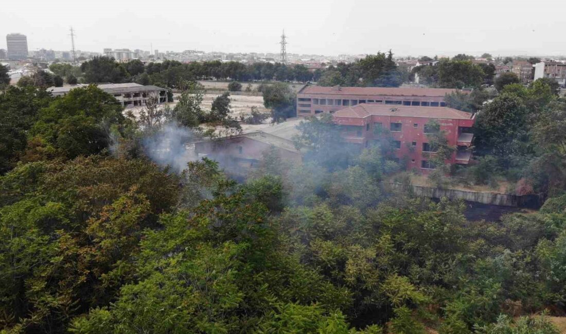 Bursa’nın göbeğinde korkutan yangın BURSA'DA ŞEHRİN ARAÇ VE İNSAN YOĞUNLUĞUNUN EN ÇOK BULUNDUĞU BÖLGEDE