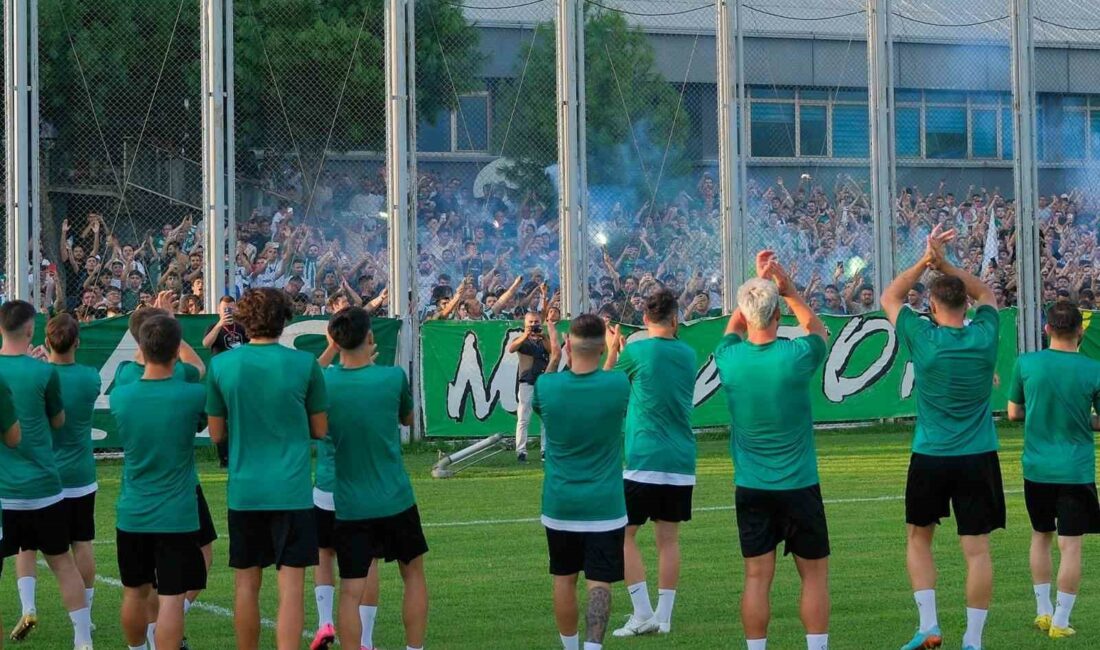 BURSASPOR YENİ SEZONU TARAFTARIYLA BİRLİKTE AÇTI.