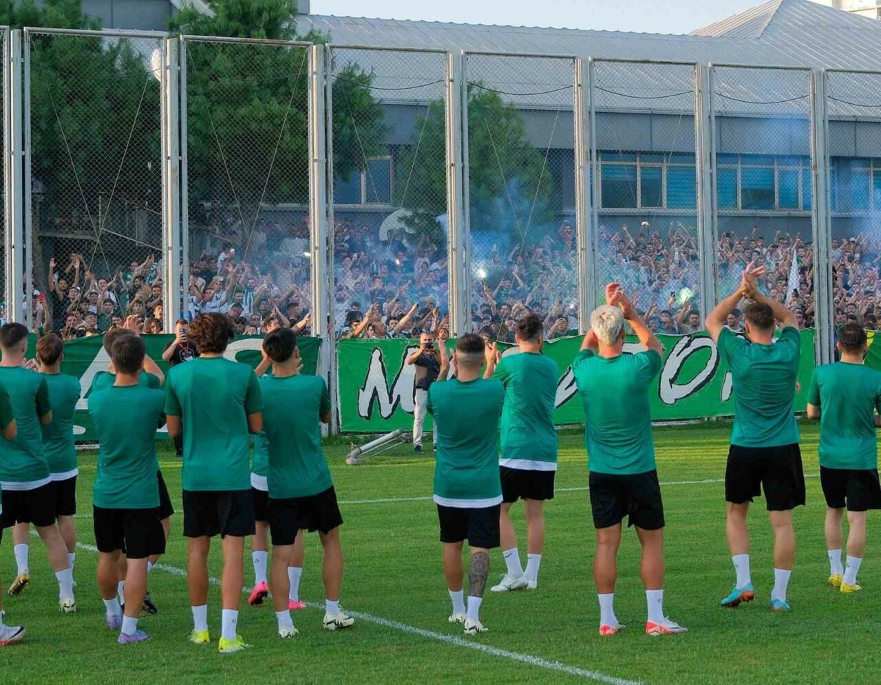 BURSASPOR YENİ SEZONU TARAFTARIYLA BİRLİKTE AÇTI.