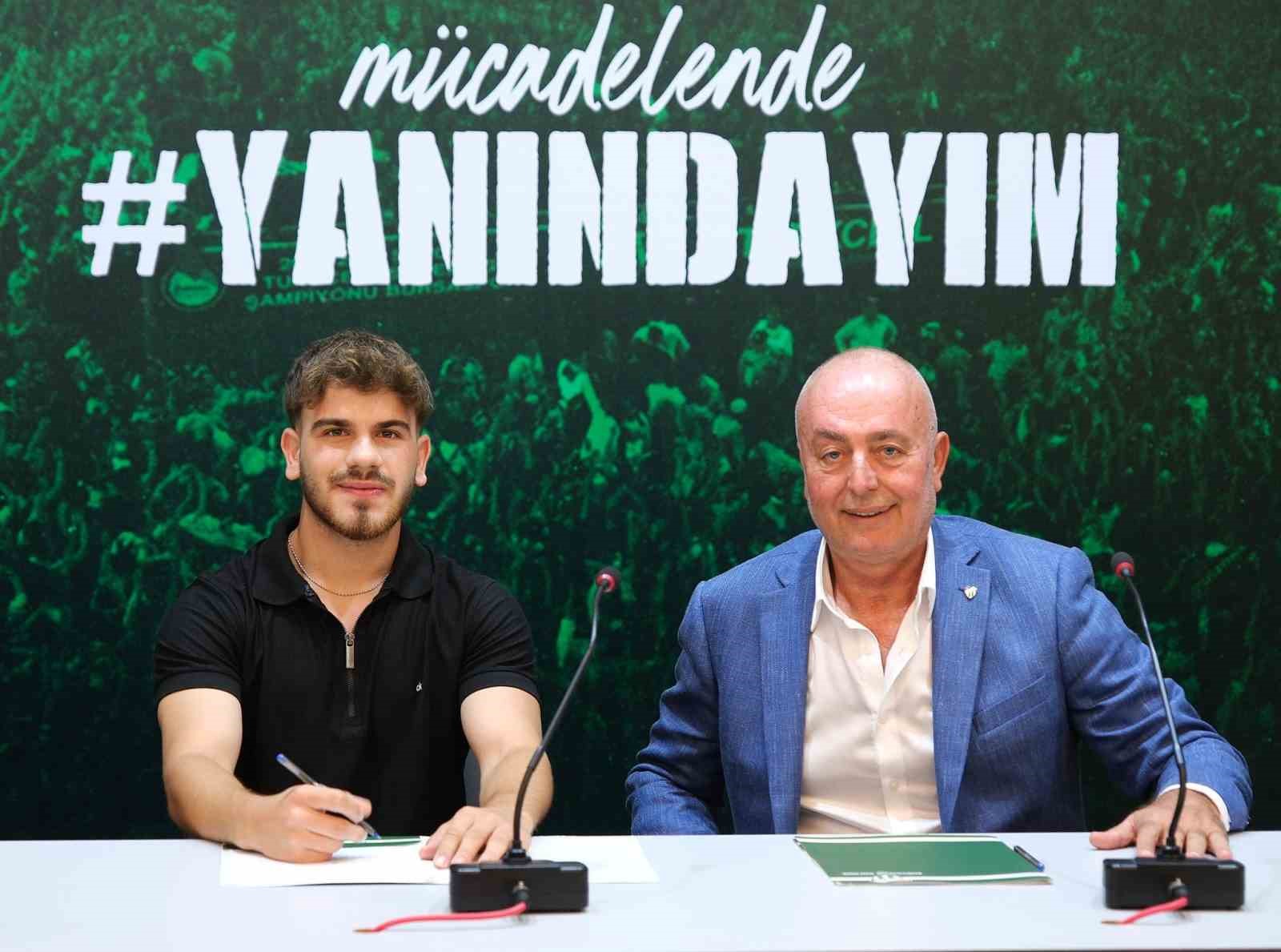 BURSASPOR KULÜBÜ, MEVCUT FUTBOLCUSU BİLAL GÜNEY'LE SÖZLEŞME YENİLEDİĞİNİ AÇIKLADI.