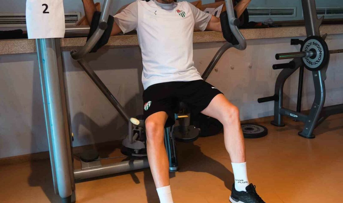 BURSASPORLU FUTBOLCULARIN GÜNÜN İLK İDMANINI SALONDA GERÇEKLEŞTİRDİ. YEŞİL-BEYAZLILAR KUVVET ÇALIŞTI.