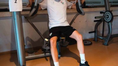 BURSASPORLU FUTBOLCULARIN GÜNÜN İLK İDMANINI SALONDA GERÇEKLEŞTİRDİ. YEŞİL-BEYAZLILAR KUVVET ÇALIŞTI.